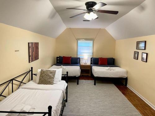 En eller flere senge i et værelse på The Bright Brick Beauty Great Back Deck & Yard