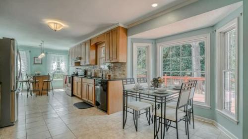 Køkken eller tekøkken på The Bright Brick Beauty Great Back Deck & Yard
