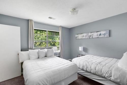 1 dormitorio con 2 camas y ventana en 5 Mins from Uptown & Near Airport- Norwood Nest en Birmingham