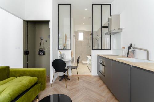 Dapur atau dapur kecil di Suite avec baignoire Balnéo à 4min à pied du Vieux-Port
