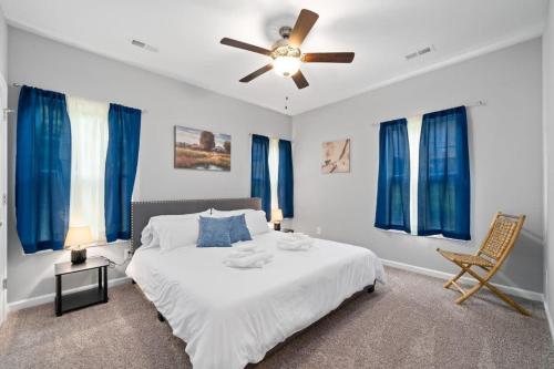 Schlafzimmer mit einem Bett und einem Deckenventilator in der Unterkunft The Navy Nestler Bright & Stylish Near Downtown in Clarksville