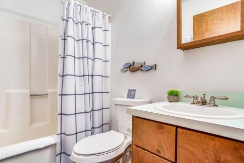 y baño con aseo y lavamanos. en Brilliant in Bellview-Back unit-- Mins to NAS Pensacola, Beach, Shopping en Pensacola