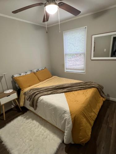 1 dormitorio con 1 cama y ventilador de techo en Cheerful home with amazing lake view, en New Fairfield