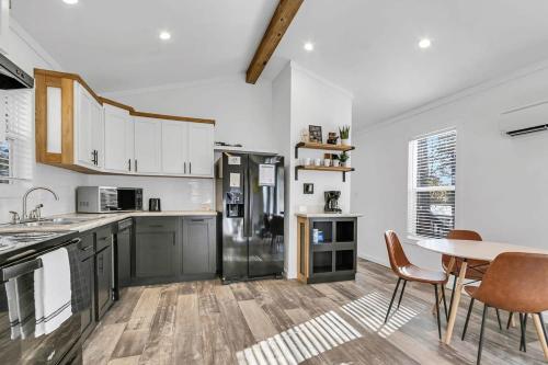 Η κουζίνα ή μικρή κουζίνα στο Tiny House Near Hiking- Green Mountain Getaway
