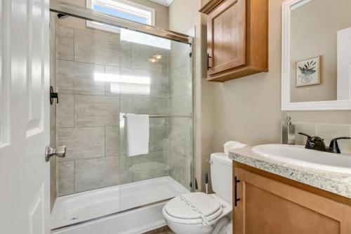 uma casa de banho com um chuveiro, um WC e um lavatório. em Petite Retreat by Green Mountain - Cozy Byrd Nest em Owens Cross Roads