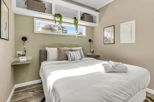 1 dormitorio con 1 cama blanca grande en una habitación en Petite Retreat by Green Mountain - Cozy Byrd Nest, en Owens Cross Roads
