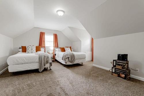 1 Schlafzimmer mit 2 Betten und einem Fenster in der Unterkunft Comfy in Columbia in Columbia