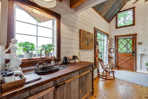 uma cozinha com um balcão com um lavatório e uma janela em Treetop Hideaways: The Redbud Treehouse em Chattanooga