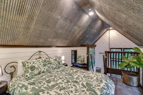 sypialnia z łóżkiem na poddaszu w obiekcie Treetop Hideaways: The Wood Lily Treehouse w mieście Chattanooga
