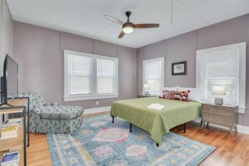 un soggiorno con un letto verde e un divano di A Quiet Getaway Close to Downtown Augusta a North Augusta
