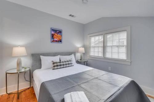 Un dormitorio con una cama grande y una ventana en Covered in Sunshine in Midtown Augusta en Augusta