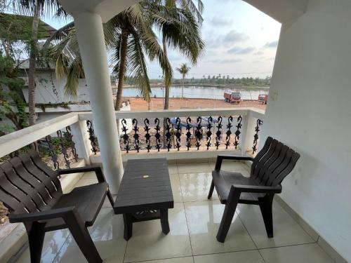 a balcony with chairs and a view of the ocean at Hotel Lake View Baga in Arpora