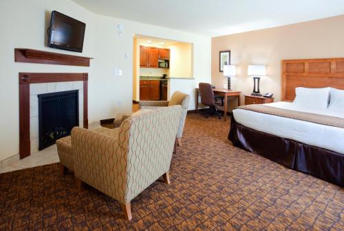 Habitación de hotel con cama y chimenea en Holiday Inn Express Hotel & Suites Mount Airy, an IHG Hotel, en Mount Airy