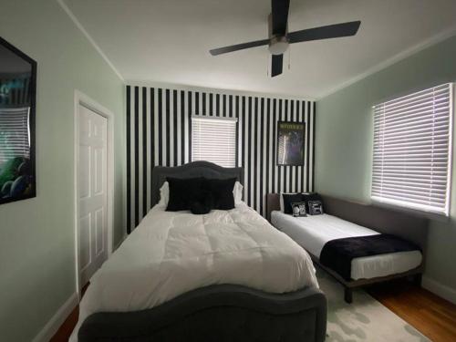 En eller flere senge i et værelse på It’s Showtime-Book Lally’s House! Steps to Common!
