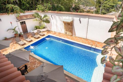 an overhead view of a swimming pool with umbrellas at Hotel Casa Moreno La vega C in La Vega