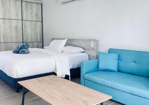 um quarto com uma cama, um sofá e uma mesa em Mareta Lodge - Studio MAHA 4 em Bora Bora