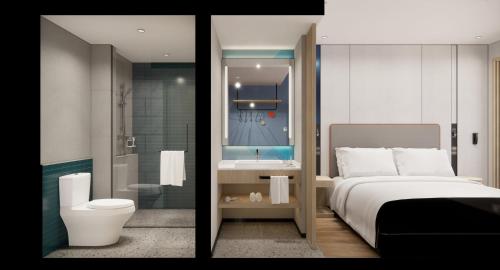 2 fotos de un dormitorio con cama y baño en Holiday Inn Express Jiangmen East Station, an IHG Hotel, en Jiangmen