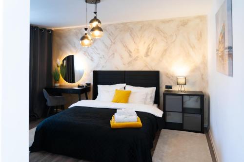 1 dormitorio con cama blanca y negra con almohadas amarillas en Rooms with a parking space Vir - 22996 en Vir
