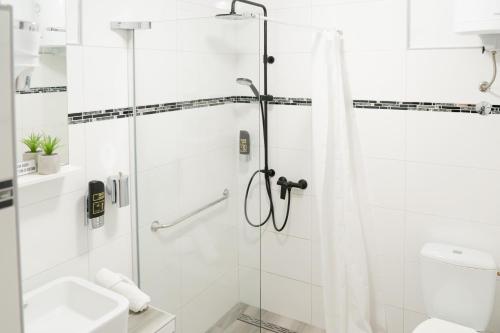 baño con ducha y puerta de cristal en Rooms with a parking space Vir - 22996 en Vir