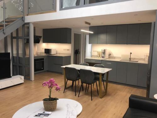 a kitchen and living room with a table and chairs at Appartement d'architecte en extra centre de Saint Denis in Saint-Denis