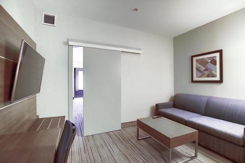 Ruang duduk di Holiday Inn Express Airport Calgary by IHG