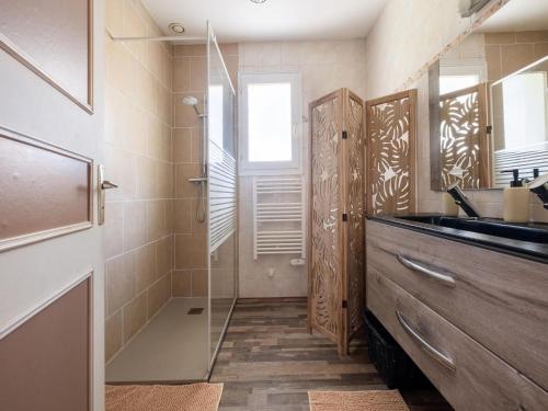 uma casa de banho com uma cabina de duche em vidro e um lavatório. em Charming holiday home in Sarlat-la-Canéda em Sarlat-la-Canéda