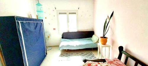 um quarto com um sofá num quarto com uma janela em Chez trina house em Bizerte