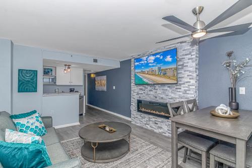 マートルビーチにある5th Floor Direct Oceanfront Double Suite Sleeps 6 Meridian Plaza 503のテーブルと暖炉のあるリビングルーム
