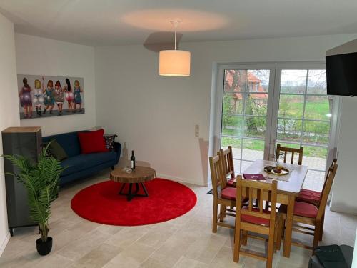 sala de estar con sofá azul y mesa en Landperle 2, en Ulsnis