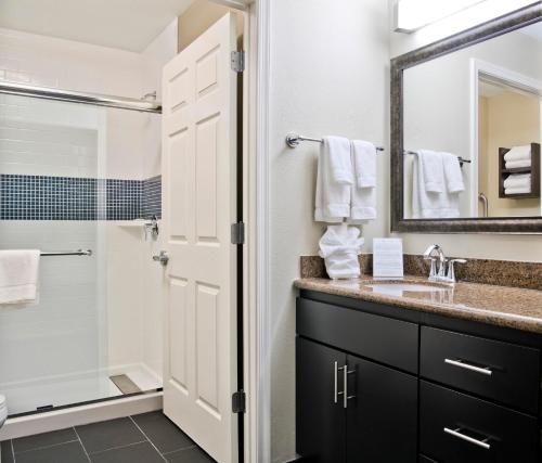 ein Bad mit einem Waschbecken und einer Dusche in der Unterkunft Staybridge Suites - Charlotte Ballantyne, an IHG Hotel in Charlotte