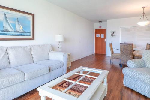 ハリウッドにあるPROMO Komffy Home w 2 Queen Beds & Intercoastal View at Tides 9th floorのソファとテーブルのあるリビングルーム