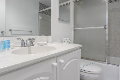 a bathroom with a sink and a toilet and a shower at Komffy Home w/ 2 Queen Beds & Ocean View at Tides in Hollywood