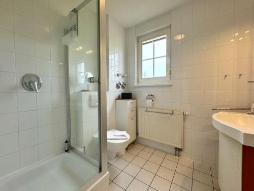 La salle de bains est pourvue d'une douche, de toilettes et d'un lavabo. dans l'établissement Neddesitz - Fewo 263, à Sagard