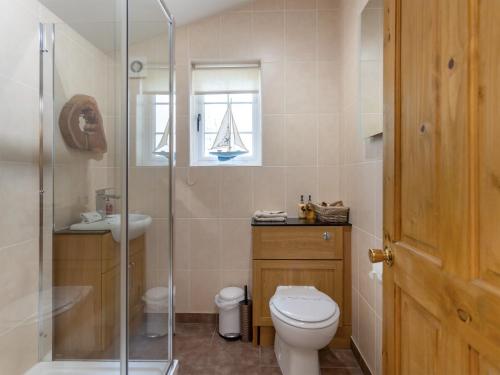 YorkleyにあるThe Nookのバスルーム(トイレ、ガラス張りのシャワー付)