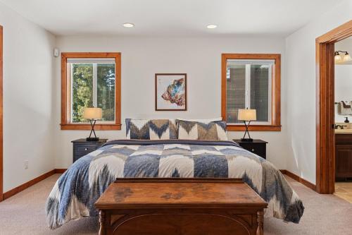 1 dormitorio con 1 cama y 2 ventanas en Tahoe Haven, en Carnelian Bay