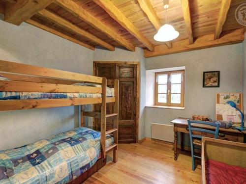 Photo de la galerie de l'établissement Charmant Gîte avec Terrasse, Cheminée et Jardin, à Proximité des Bois, Animaux Acceptés - FR-1-496-205, à Saint-Jean-Soleymieux