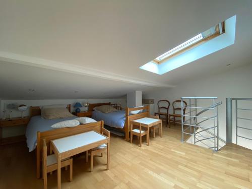 une chambre avec un lit, une table et des chaises dans l'établissement Appartement climatisé avec terrasse et parking, face à la mer - FR-1-715-76, à Mauguio