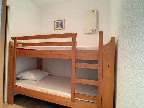 Posteľ alebo postele v izbe v ubytovaní F2 Cabine avec Parking, Lave-linge, Lave-vaisselle, TV - FR-1-715-26