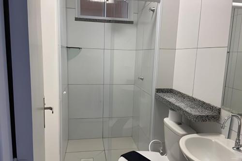 La salle de bains est pourvue d'une douche, de toilettes et d'un lavabo. dans l'établissement Hosts BR - Apartamentos funcionais, à Fortaleza