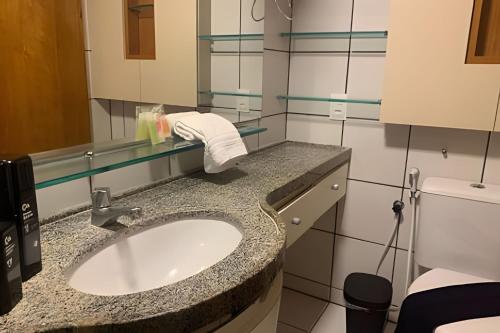 ein Bad mit einem Waschbecken und einem WC in der Unterkunft Hosts BR - Cobertura duplex frente mar in Fortaleza