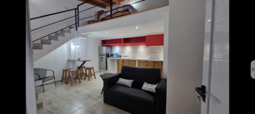 Il comprend un salon avec un canapé et une cuisine. dans l'établissement AB & JOPIE, à Posadas