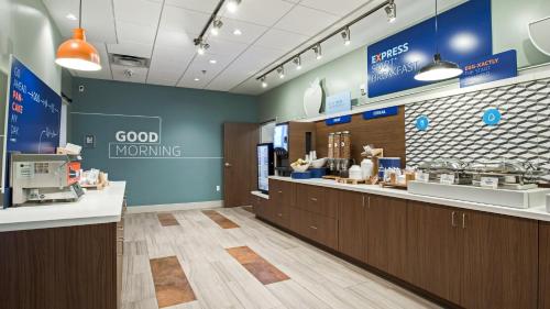 a restaurant with aasteryasteryasteryasteryasteryasteryasteryasteryasteryasteryasteryastery at Holiday Inn Express & Suites Racine by IHG in Racine