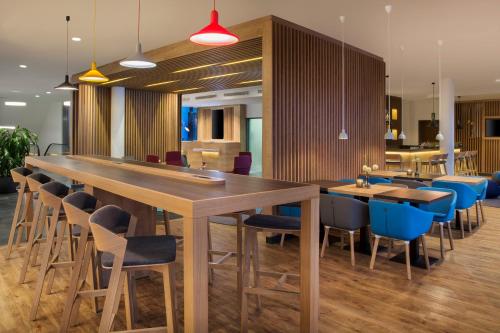 a dining room with a long table and chairs at Holiday Inn Express Göttingen by IHG in Göttingen