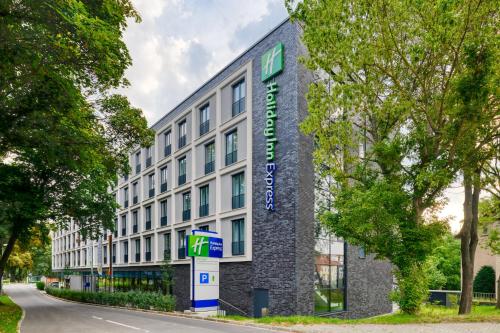 un edificio de oficinas con un cartel en el costado en Holiday Inn Express - Goettingen, an IHG Hotel, en Gotinga