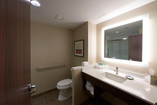 Ванная комната в Holiday Inn Express & Suites St. John's Airport by IHG