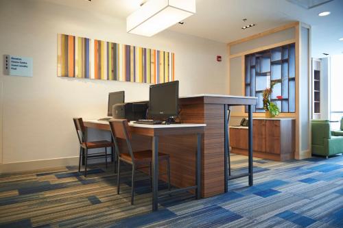 Телевизор и/или развлекательный центр в Holiday Inn Express & Suites St. John's Airport by IHG