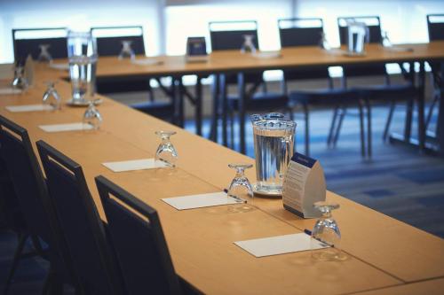 Бизнес-центр и/или конференц-зал в Holiday Inn Express & Suites St. John's Airport by IHG