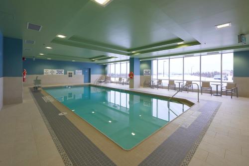 Бассейн в Holiday Inn Express & Suites St. John's Airport by IHG или поблизости