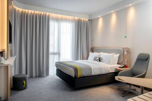 Habitación de hotel con cama y ventana en Holiday Inn Express Stuttgart-Waiblingen, an IHG Hotel en Waiblingen