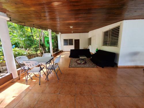 馬那瓜的住宿－Samuva Campestre，客厅配有桌椅